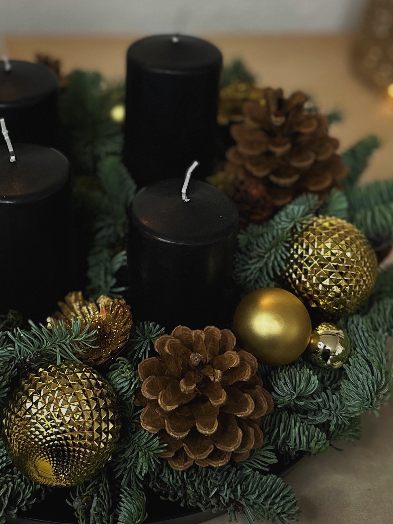 Adventsgesteck Schwarzgold