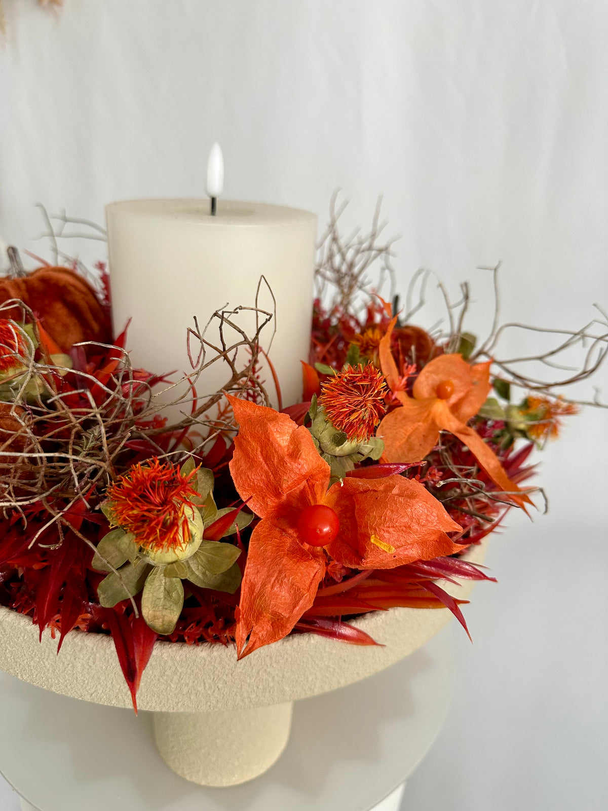 Herbstdeko auf Schale mit LED-Kerze