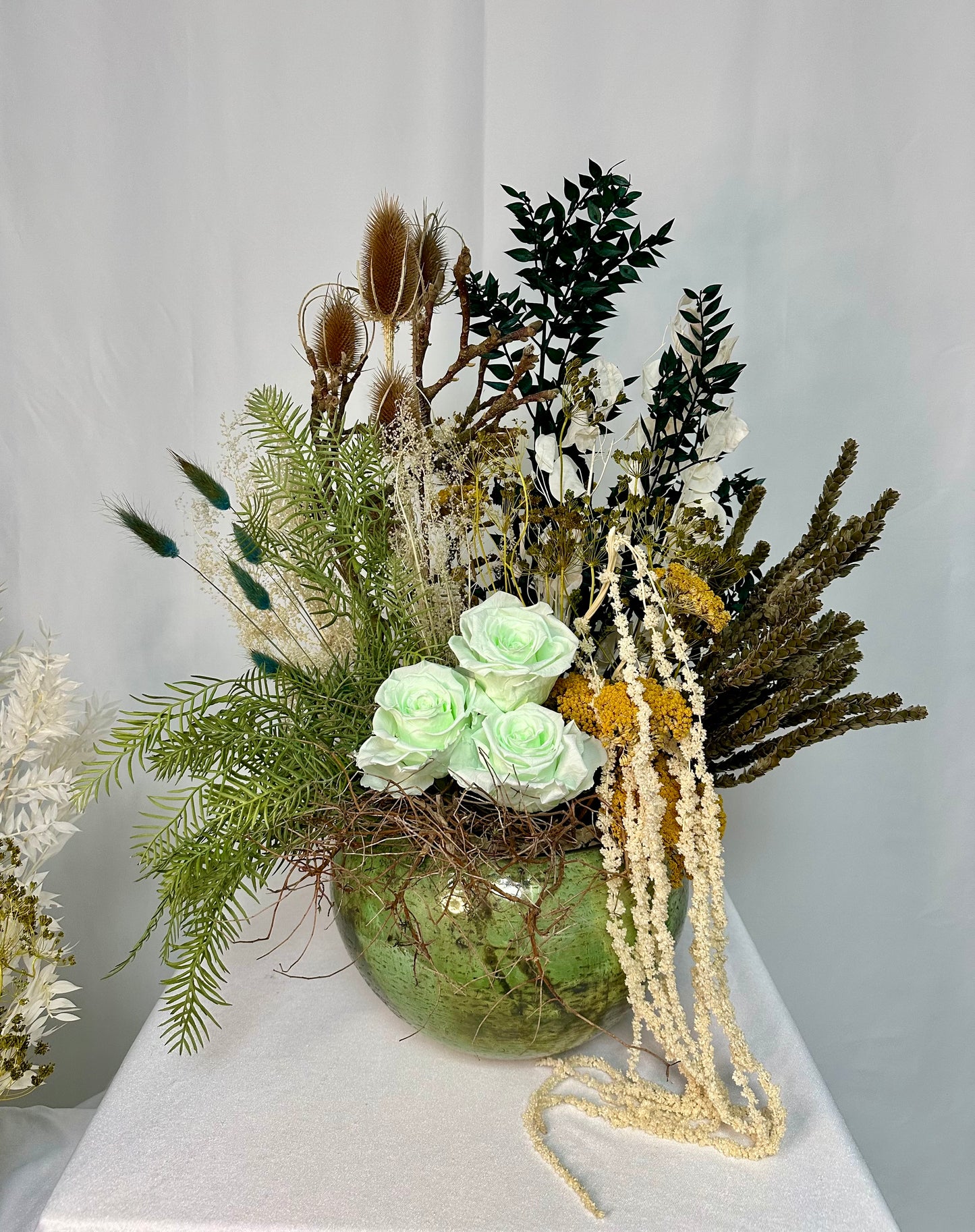 Handgefertigtes Trockenblumen-Gesteck mit konservierten Rosen – Natur & Grün