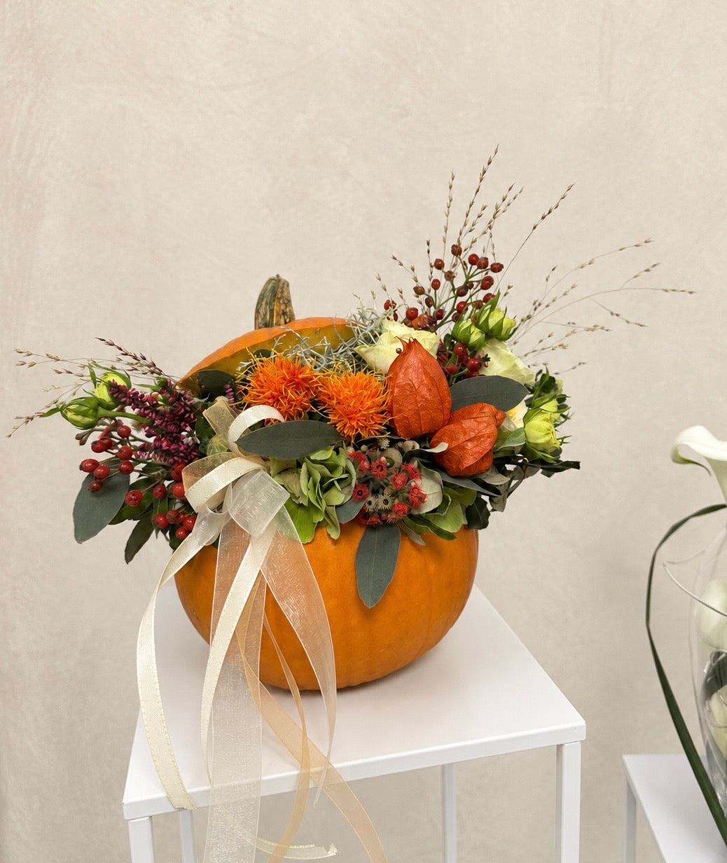 Kürbis mit frischen Blumen