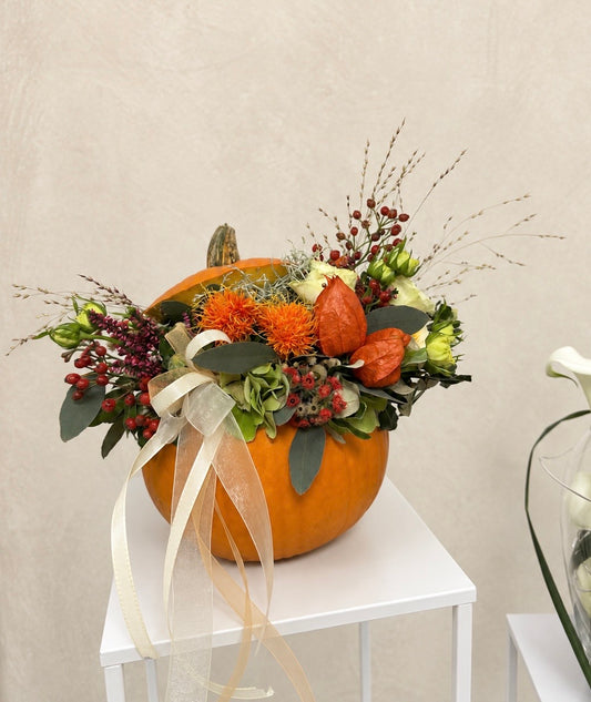 Kürbis mit frischen Blumen