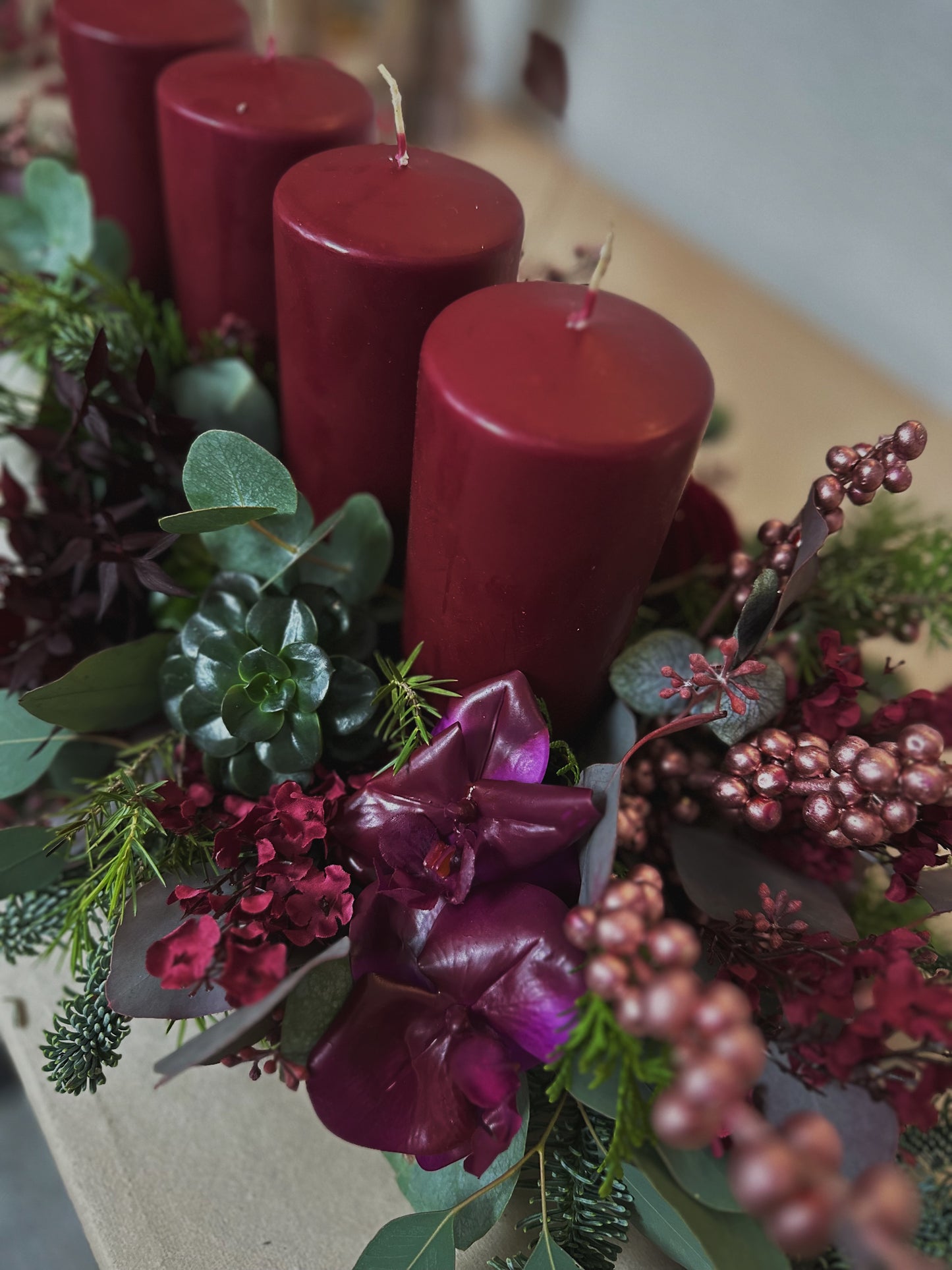 Adventsgesteck Weinrote Eleganz