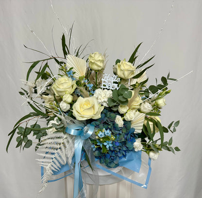 Blumenbox zur Geburt – Hello Baby in Blau & Weiß