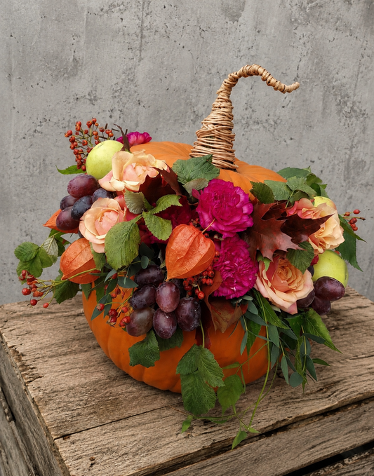 Herbstgesteck im Kürbis mit frischen Blumen