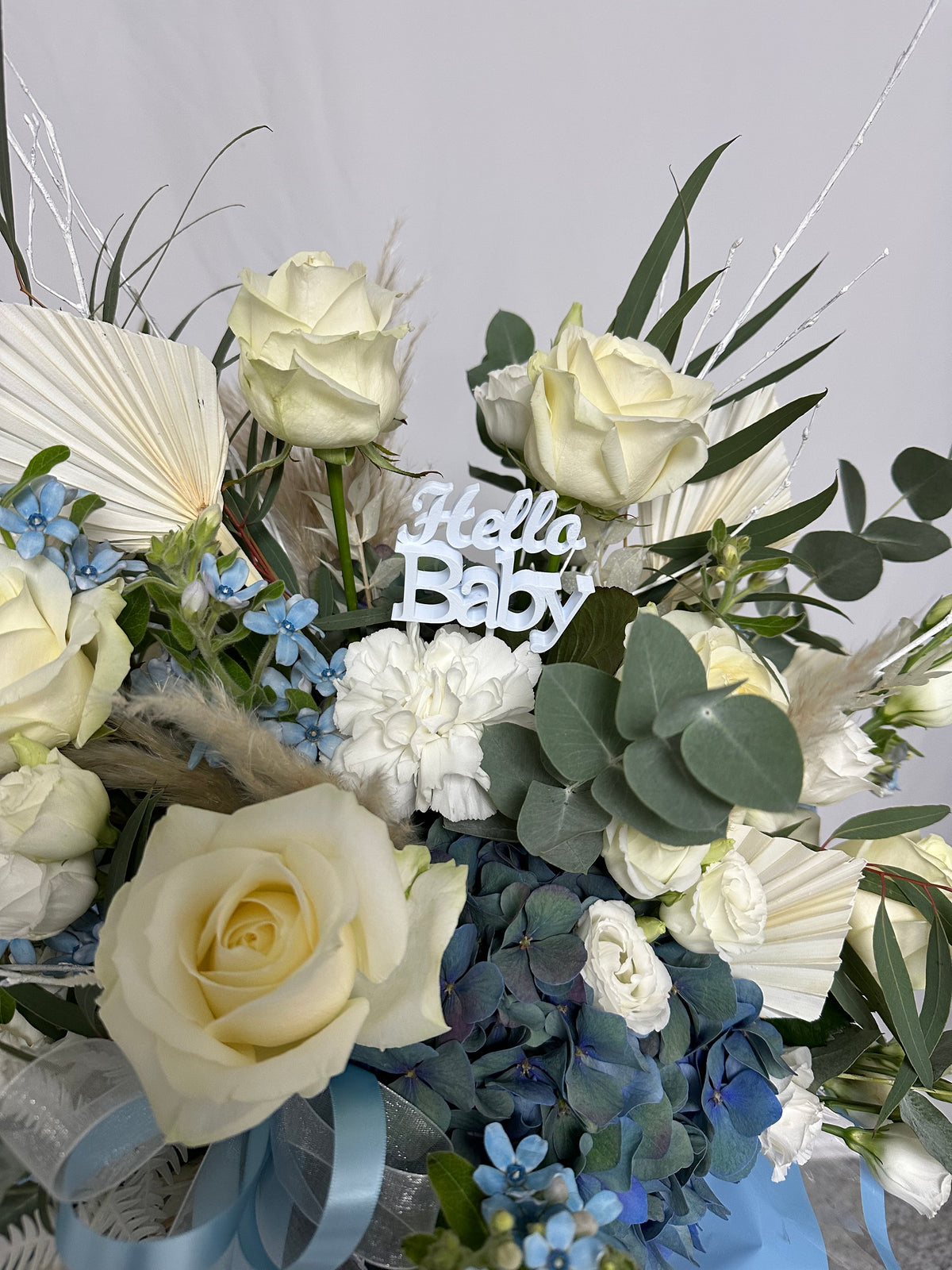 Blumenbox zur Geburt – Hello Baby in Blau & Weiß