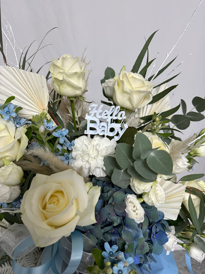 Blumenbox zur Geburt – Hello Baby in Blau & Weiß