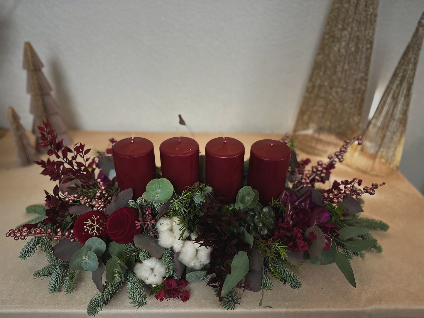 Adventsgesteck Weinrote Eleganz