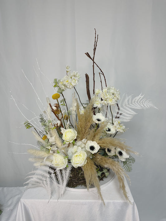 Trockenblumen-Gesteck in Weiß