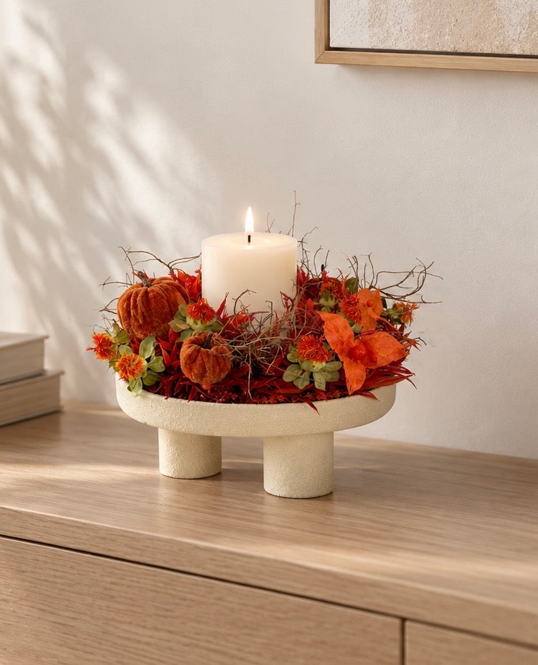 Herbstdeko auf Schale mit LED-Kerze