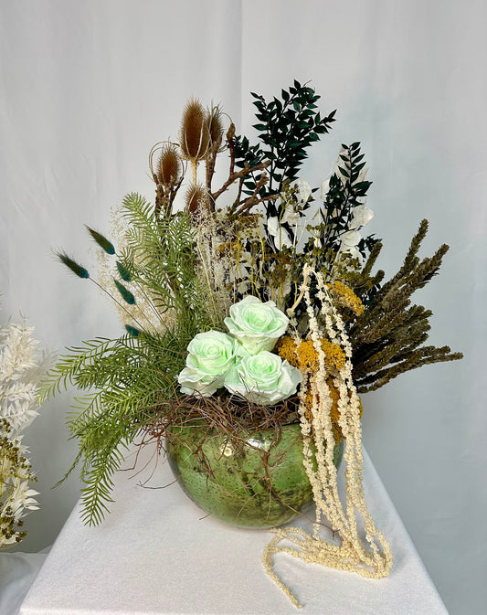 Handgefertigtes Trockenblumen-Gesteck mit konservierten Rosen – Natur & Grün